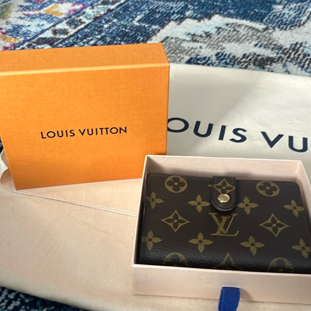 Pristine condition kiss lock wallet